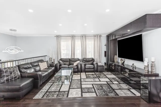 $579,000 | 1585 West Oakmont Road, Hoffman Estates, IL 60169