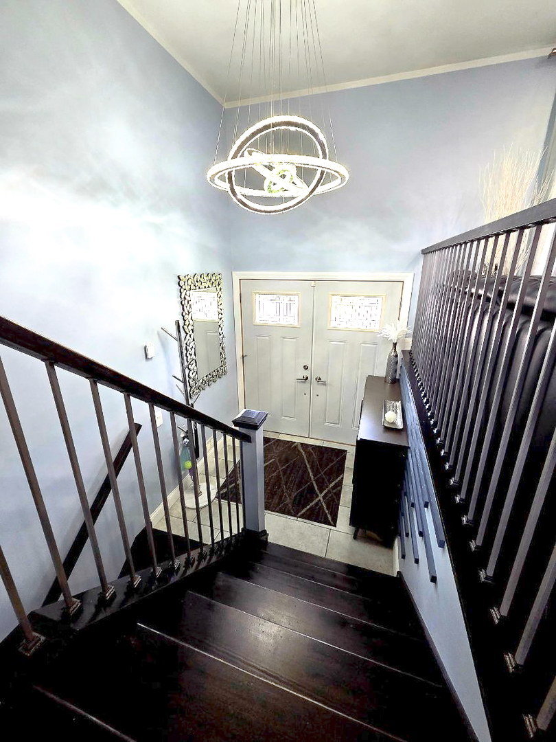 1585 West Oakmont Road Hoffman Estates, IL 60169 - Photo 8 of 25 a view of an entryway