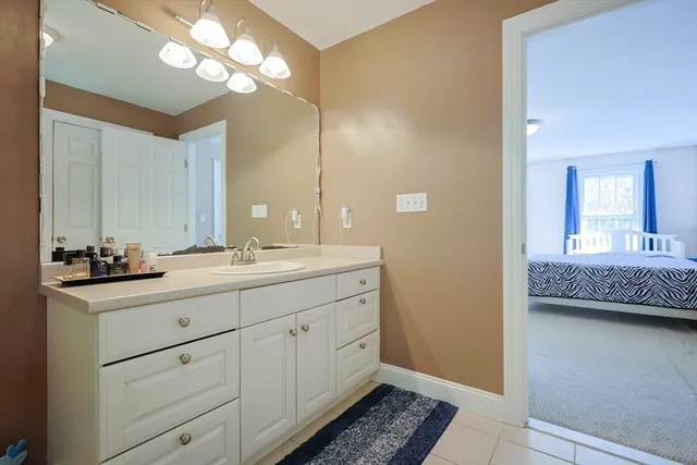 a en suite bathroom with a double vanity sink and a mirror