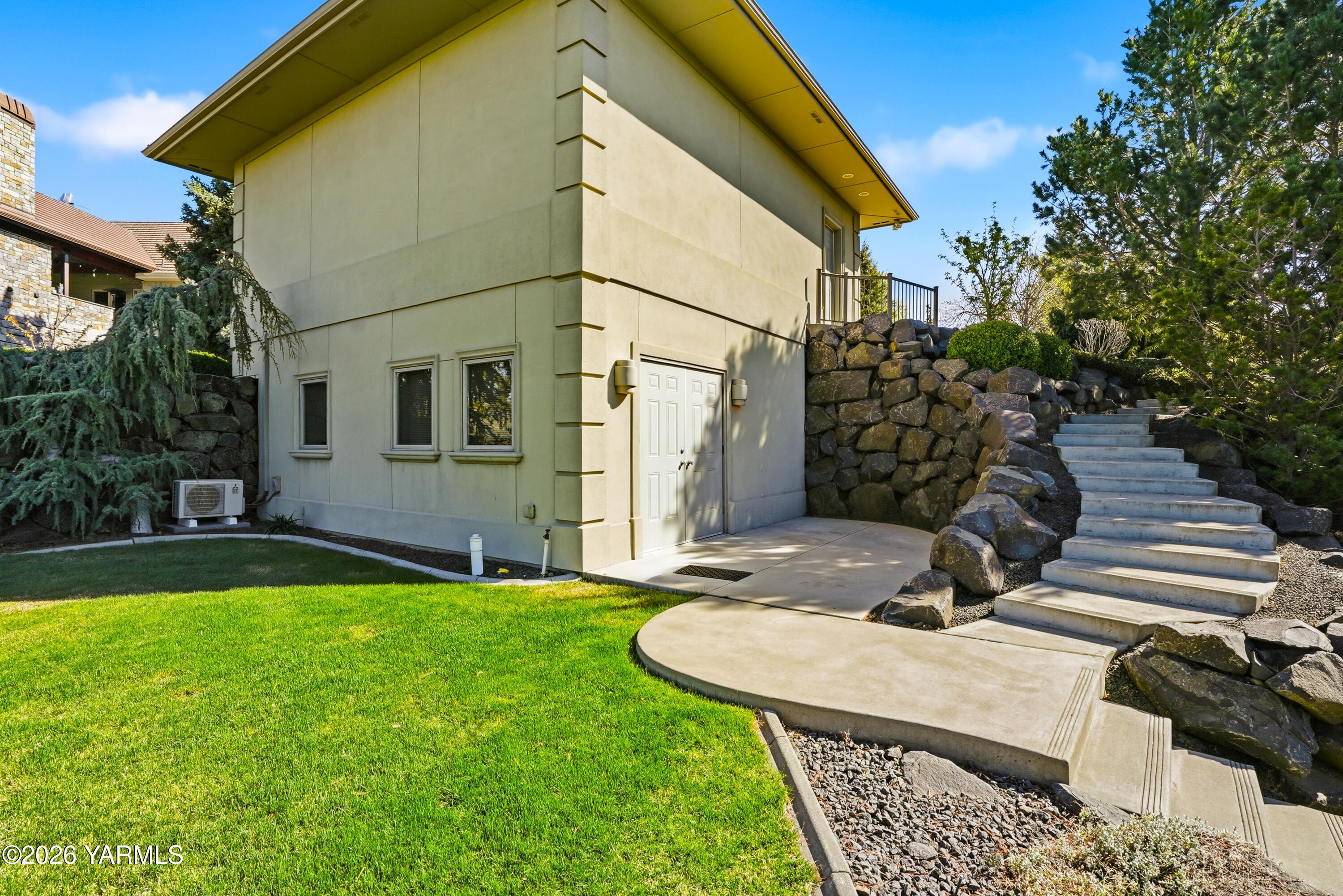 660 Noble Hill Road Yakima, WA 98908 - Photo 51 of 63 a view of a house with backyard