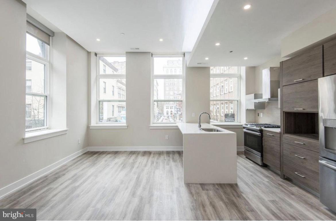 802 Sansom Street, Unit 402 Philadelphia, PA 19107 - Photo 3 of 6