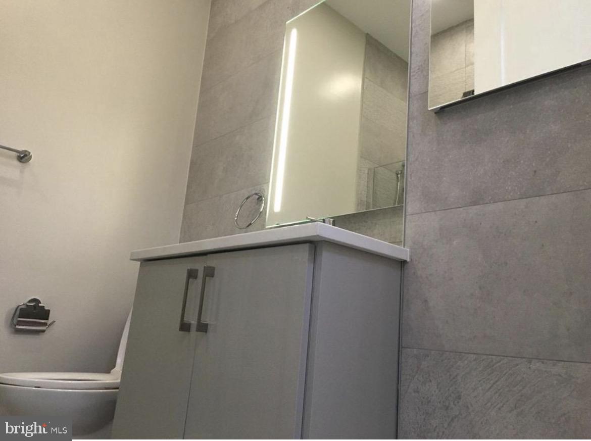 802 Sansom Street, Unit 402 Philadelphia, PA 19107 - Photo 4 of 6