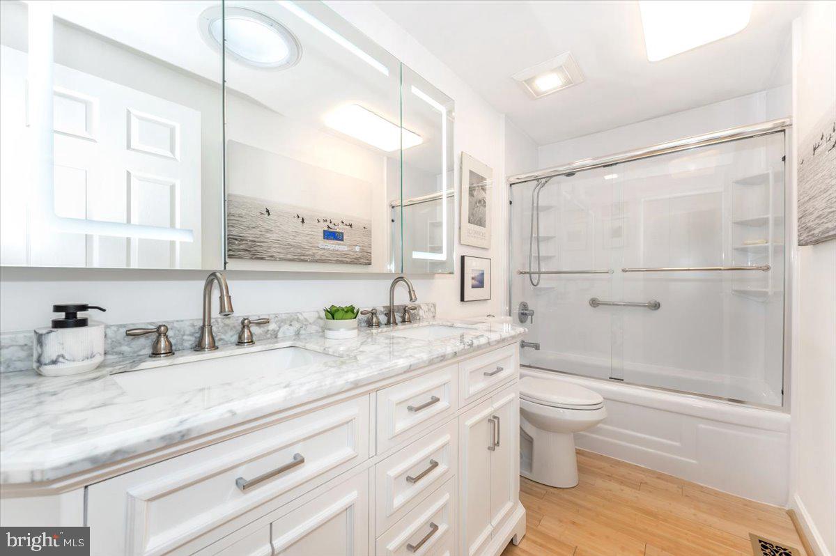 19312 Hempstone Avenue Poolesville, MD 20837 - Photo 22 of 66 Hall Bathroom