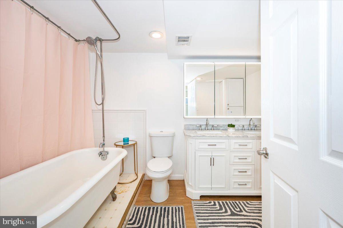 19312 Hempstone Avenue Poolesville, MD 20837 - Photo 30 of 66 En-Suite Bathroom