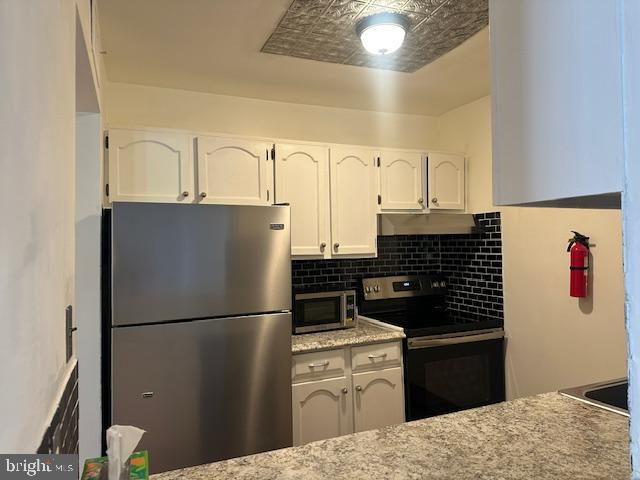 25 South Church Road, Unit 38 Maple Shade, NJ 08052 - Photo 8 of 20 a kitchen with a refrigerator and a stove