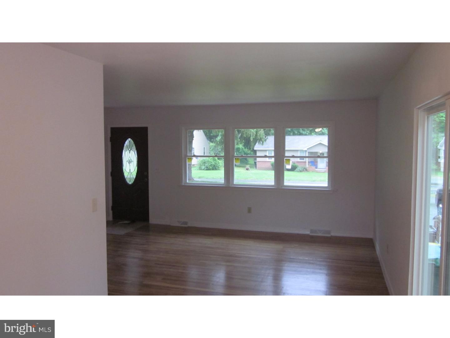570 South Old Mill Road Dover, DE 19901 - Photo 5 of 24 Living Room