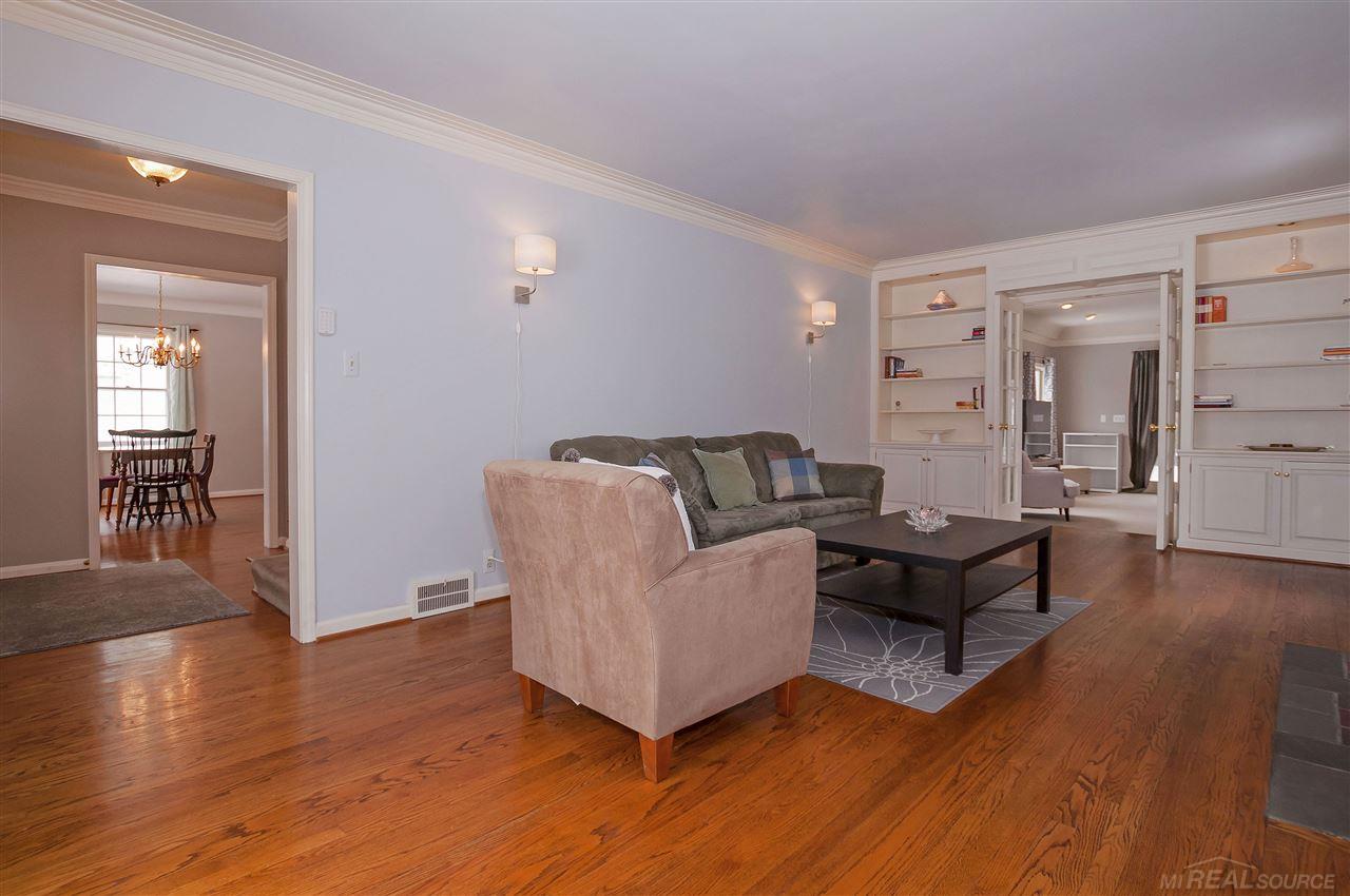 1010 Roslyn Road Grosse Pointe, MI 48236 - Photo 4 of 35 31340445-3.JPG