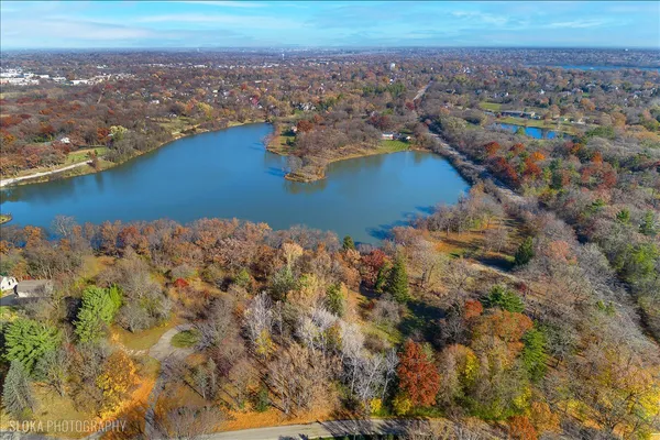 an aerial view of residential building and lake