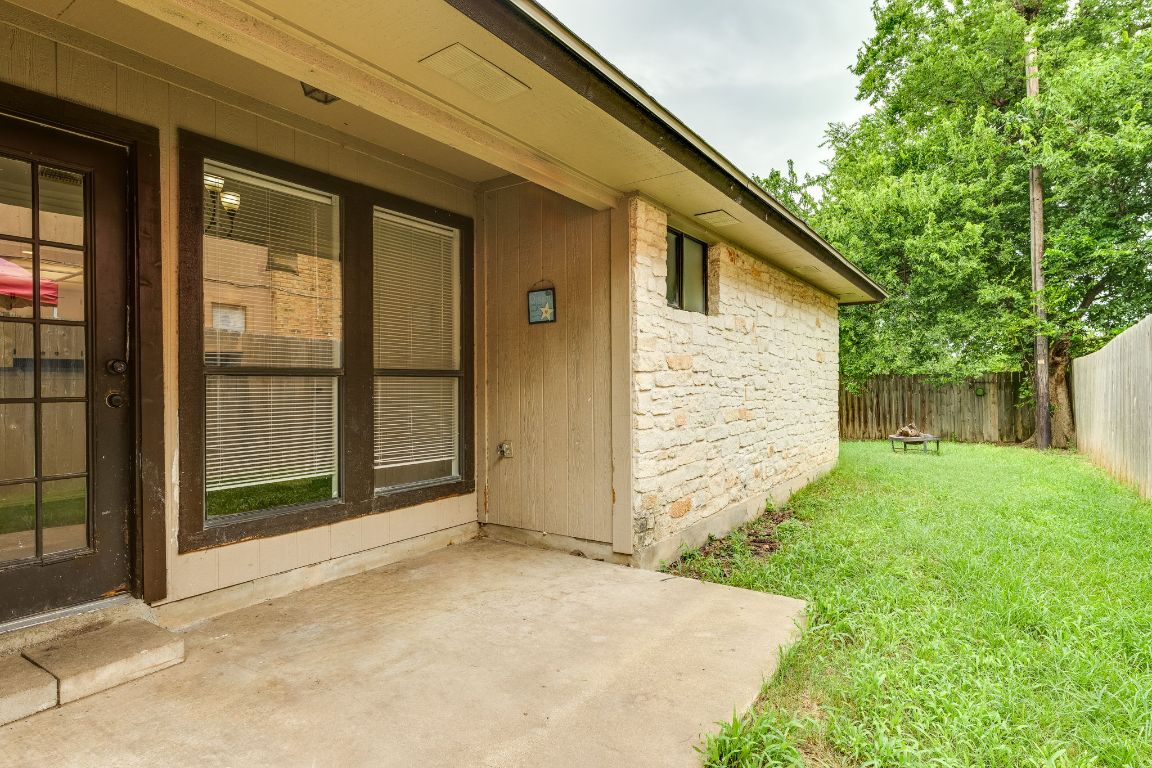 16041 Stoneham Circle Pflugerville, TX 78660 - Photo 28 of 34 a view of backyard with large tree