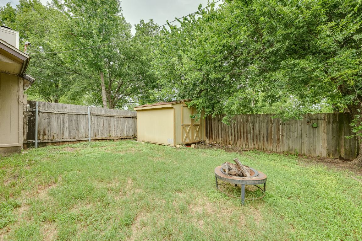 16041 Stoneham Circle Pflugerville, TX 78660 - Photo 31 of 34 a backyard of a house with table and chairs