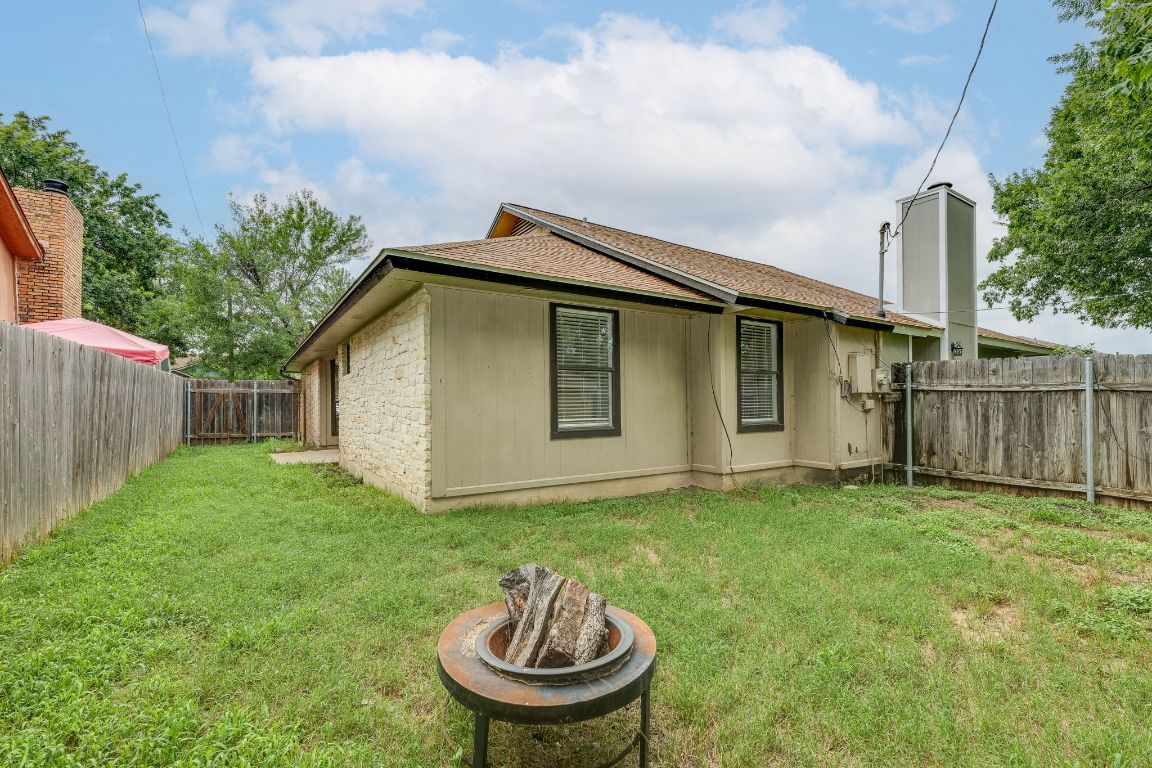 16041 Stoneham Circle Pflugerville, TX 78660 - Photo 34 of 34 a backyard of a house with table and chairs
