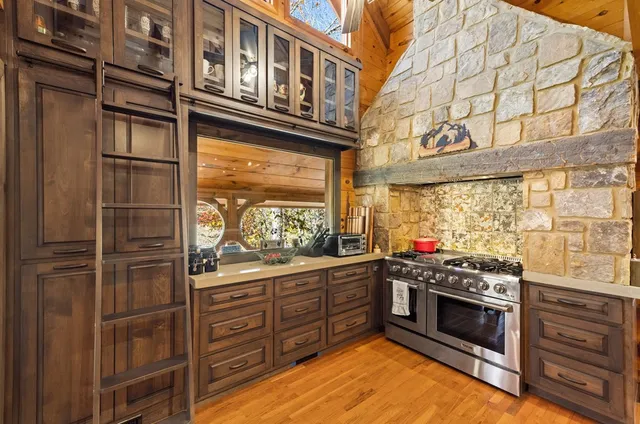 a view of a houses with yard