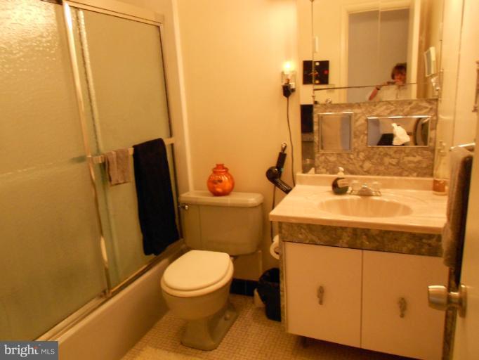612 Sisson Street Silver Spring, MD 20902 - Photo 9 of 17 Bath (Master)