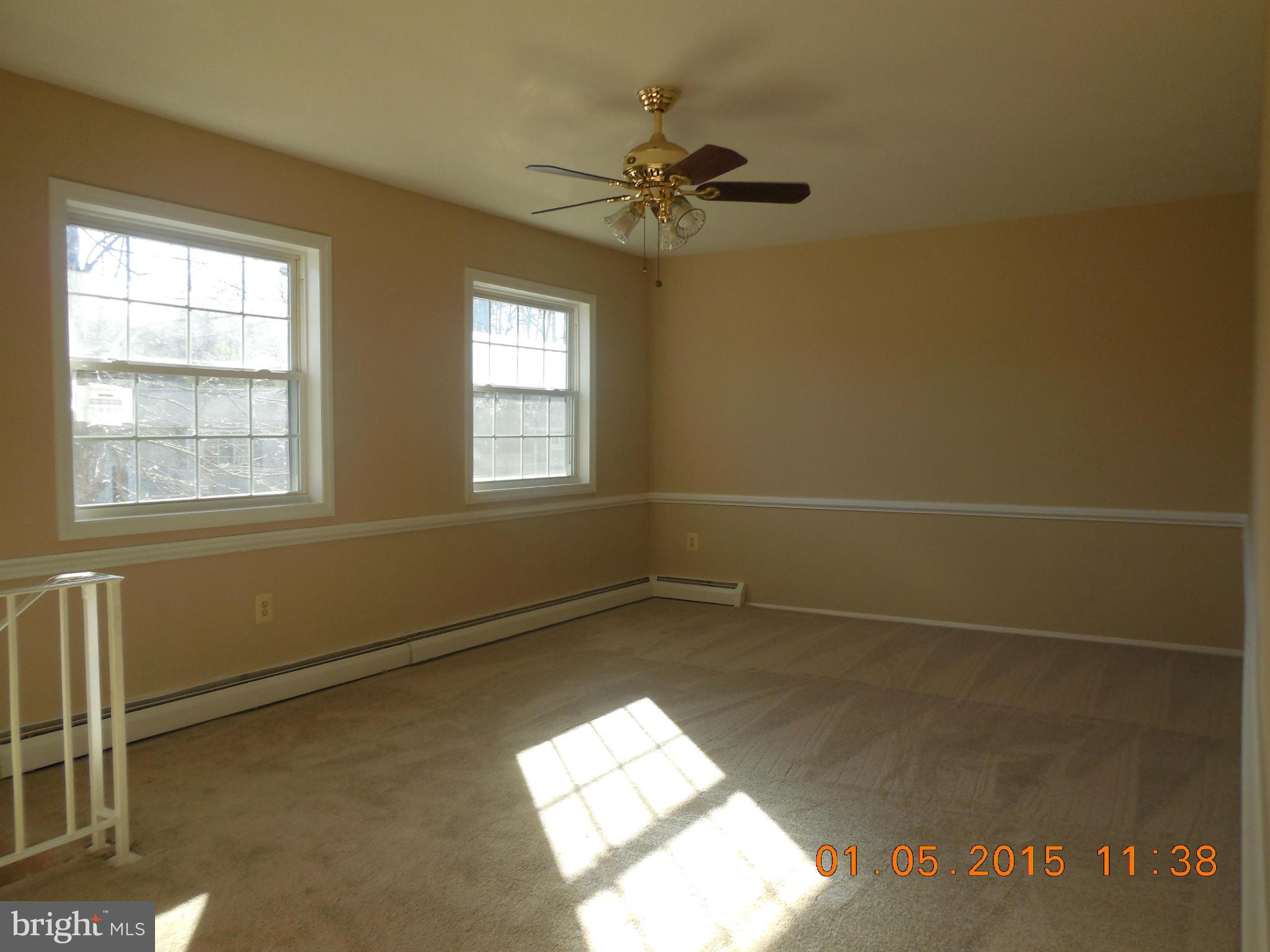 13318 Haddock Road Woodbridge, VA 22193 - Photo 2 of 18 Living Room