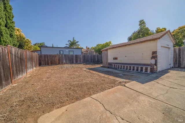 a view of a backyard