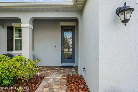 a view of a back yard