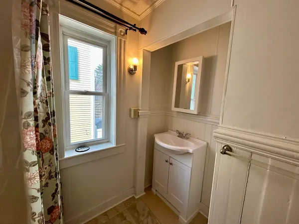 $1,800 | 61 Silver Street, Unit B, Dover, NH 03820