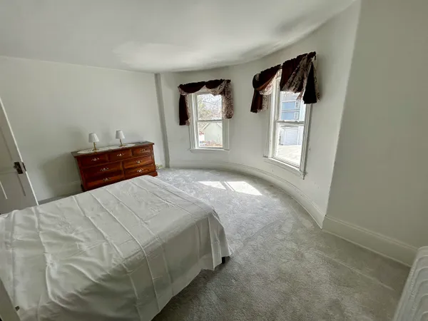 $1,800 | 61 Silver Street, Unit B, Dover, NH 03820