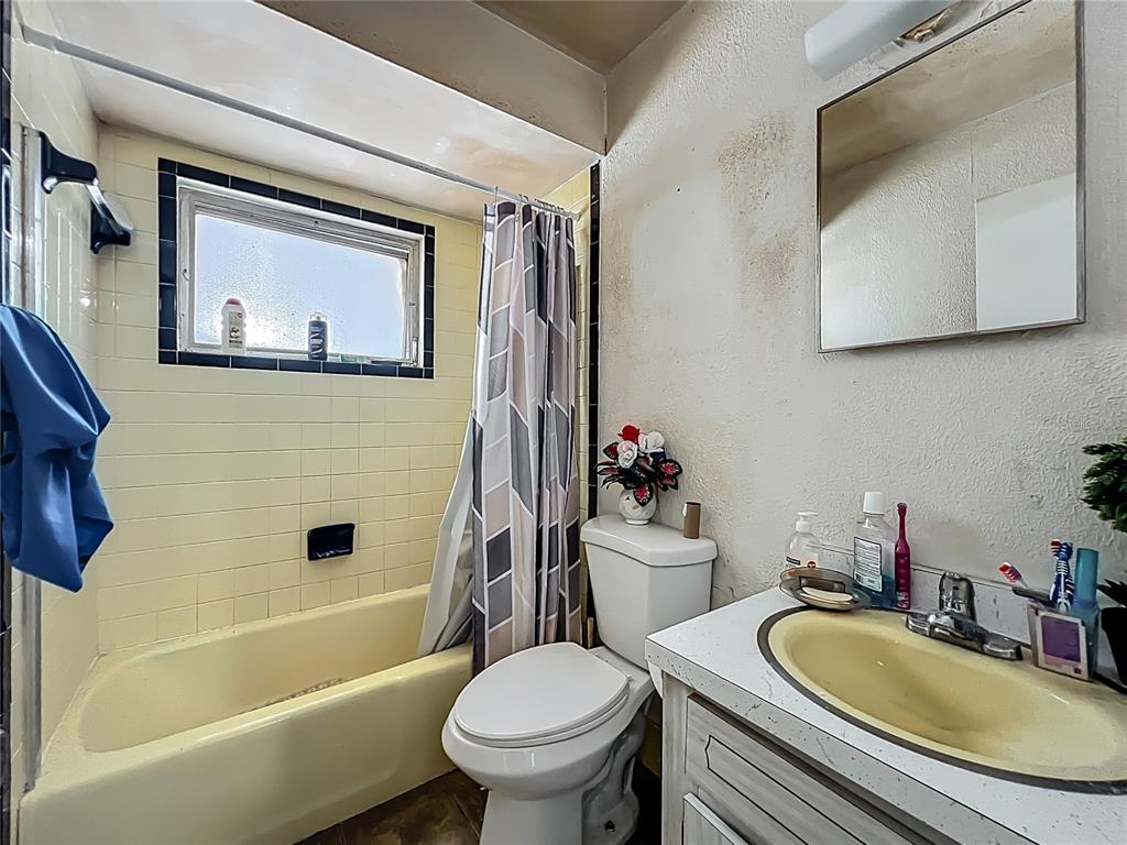 20 Lake Ct Loop Ocala, FL 34472 - Photo 25 of 33 a bathroom with a sink toilet and bathtub