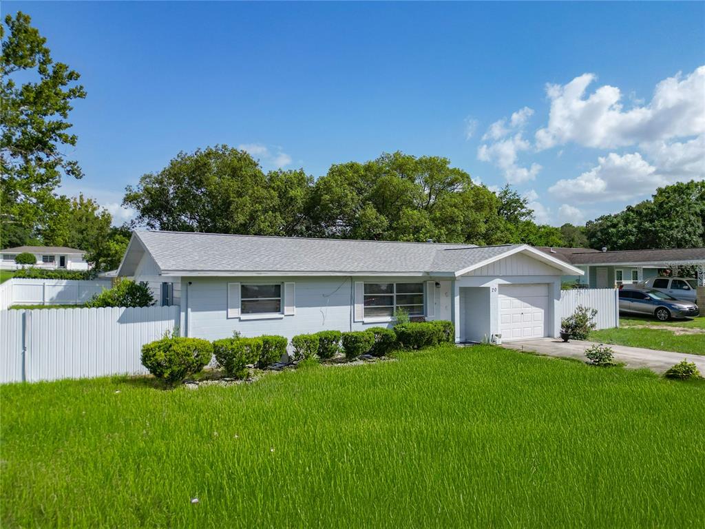 20 Lake Ct Loop Ocala, FL 34472 - Photo 3 of 33 a front view of house with yard and green space