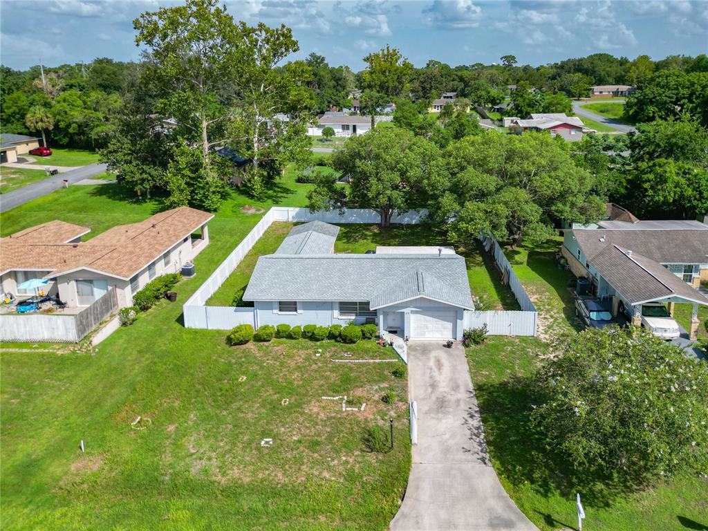 20 Lake Ct Loop Ocala, FL 34472 - Photo 32 of 33 an aerial view of a house with swimming pool garden and patio
