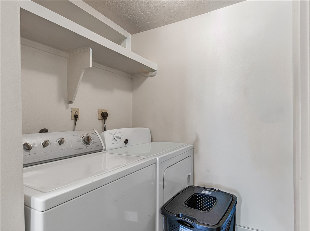 1012 Columbus Avenue Bryan, TX 77803 - Photo 6 of 9 a utility room with dryer and washer