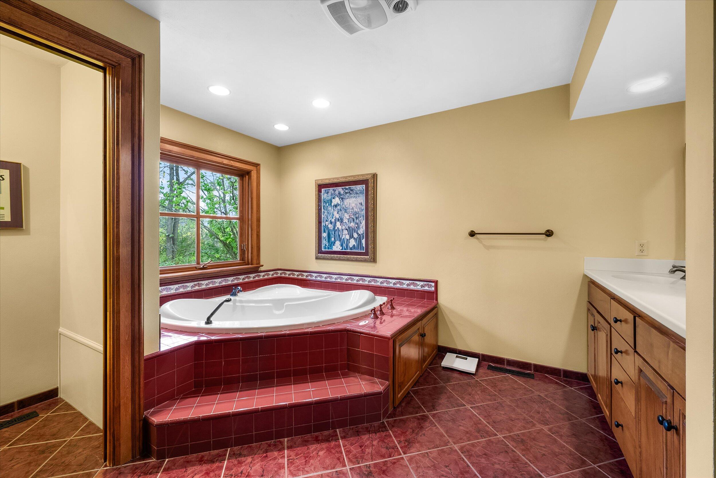 7918 Pleasant Valley Road Saukville, WI 53080 - Photo 24 of 117 Primary Bathroom