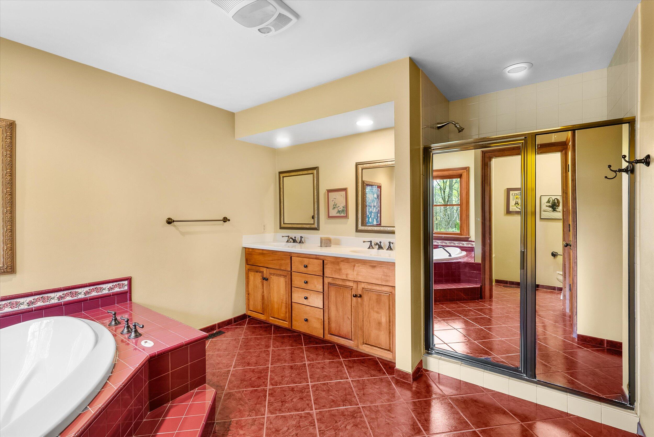 7918 Pleasant Valley Road Saukville, WI 53080 - Photo 25 of 117 Primary Bathroom