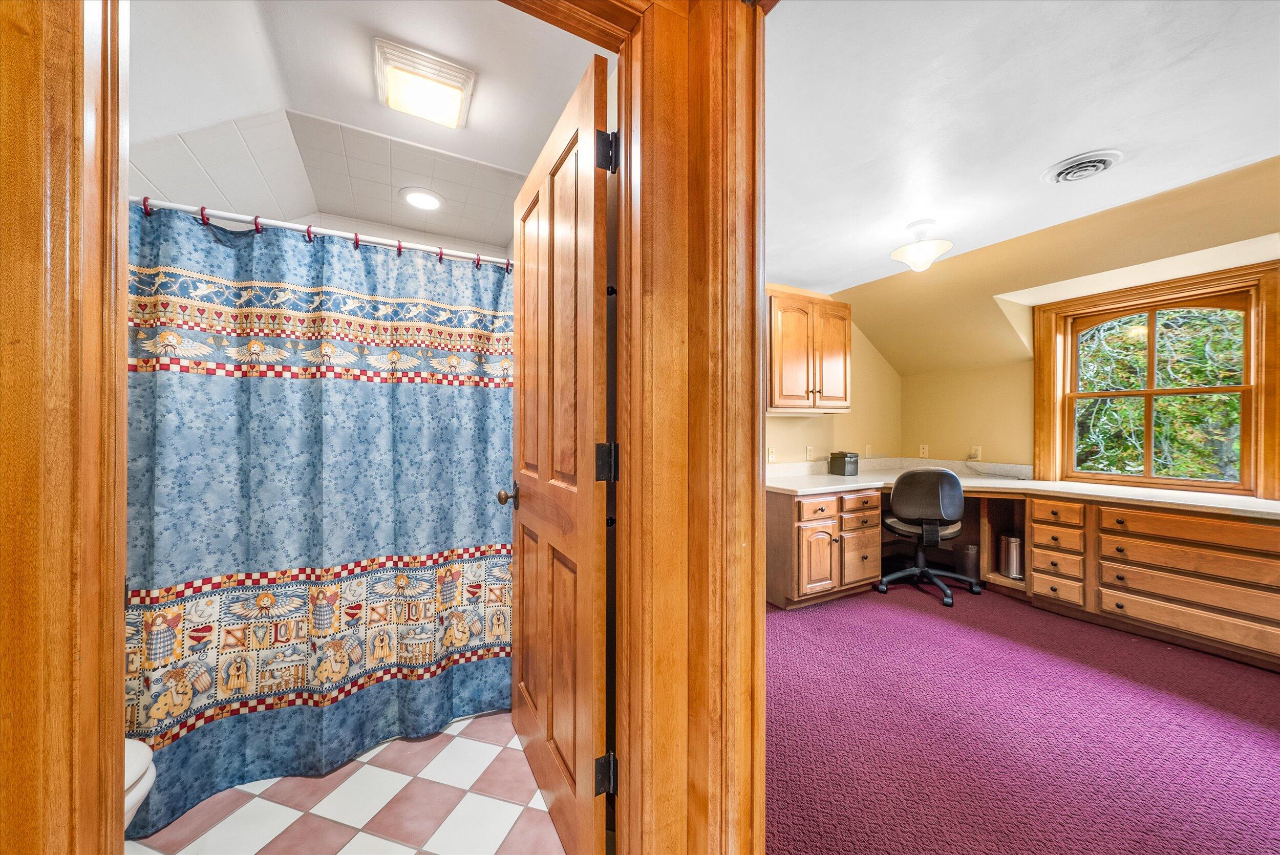 7918 Pleasant Valley Road Saukville, WI 53080 - Photo 47 of 117 Upper Bathroom