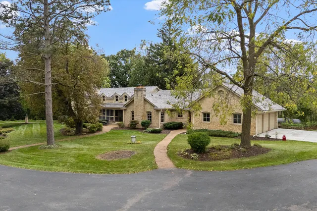 $1,999,000 | 7918 Pleasant Valley Road, Saukville, WI 53080