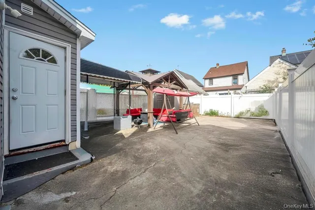 a view of a house with backyard