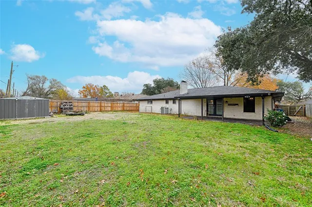 a view of a backyard