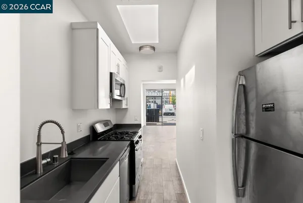 $2,950 | 646 Hegenberger Road, Oakland, CA 94621