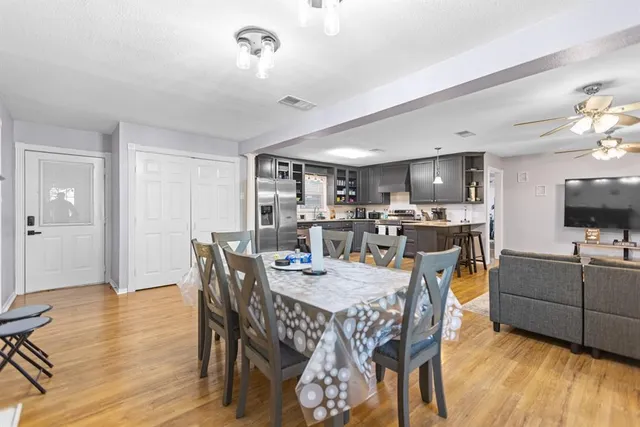 a picture of city view with lake view