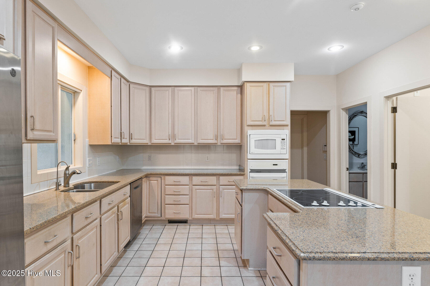 929 Arboretum Drive Wilmington, NC 28405 - Photo 12 of 31 010_929_arboretum_drive_final-10_63