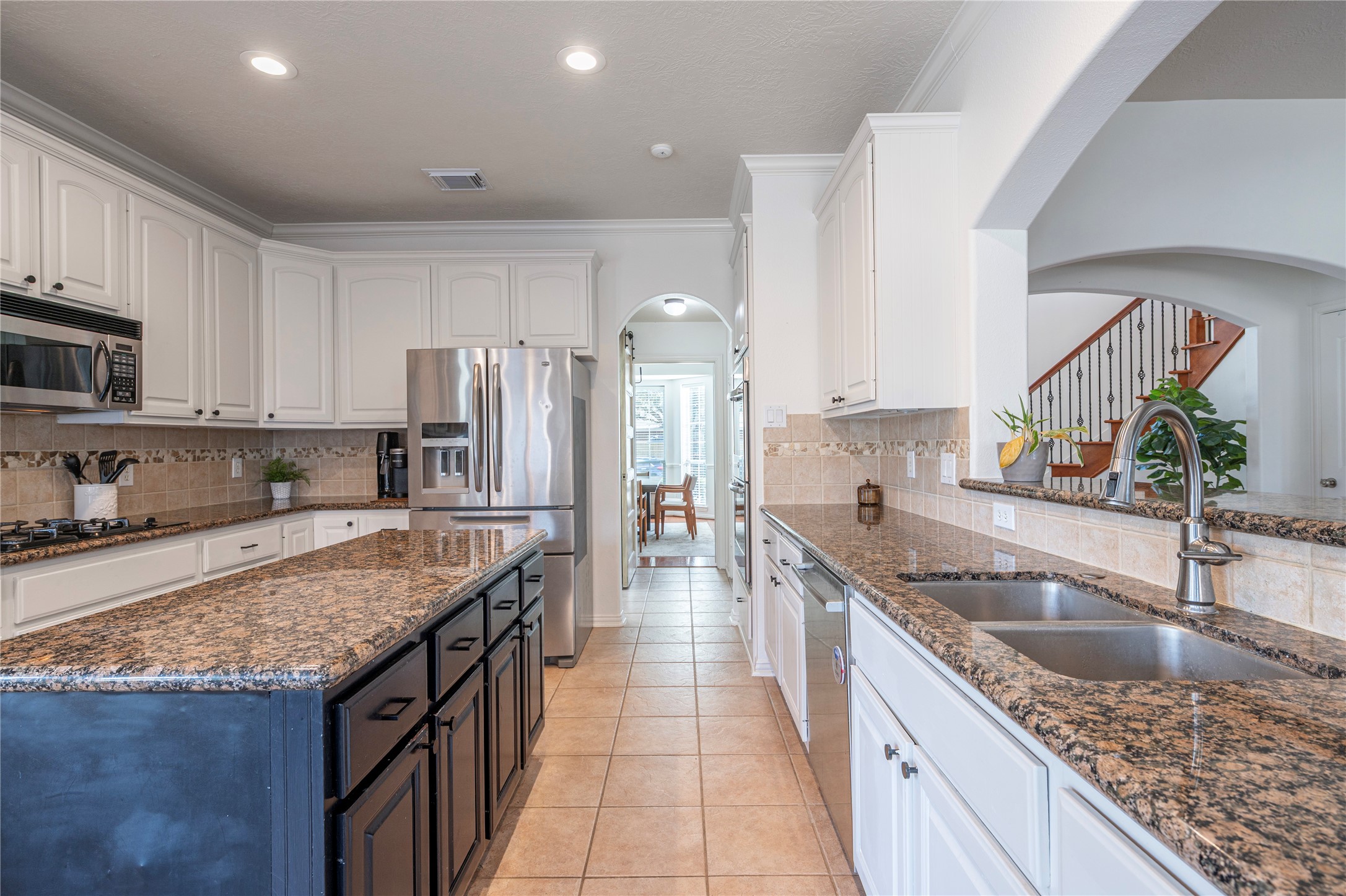 700 Red Oak Lane Friendswood, TX 77546 - Photo 18 of 48 a kitchen with stainless steel appliances granite countertop a sink stove and refrigerator