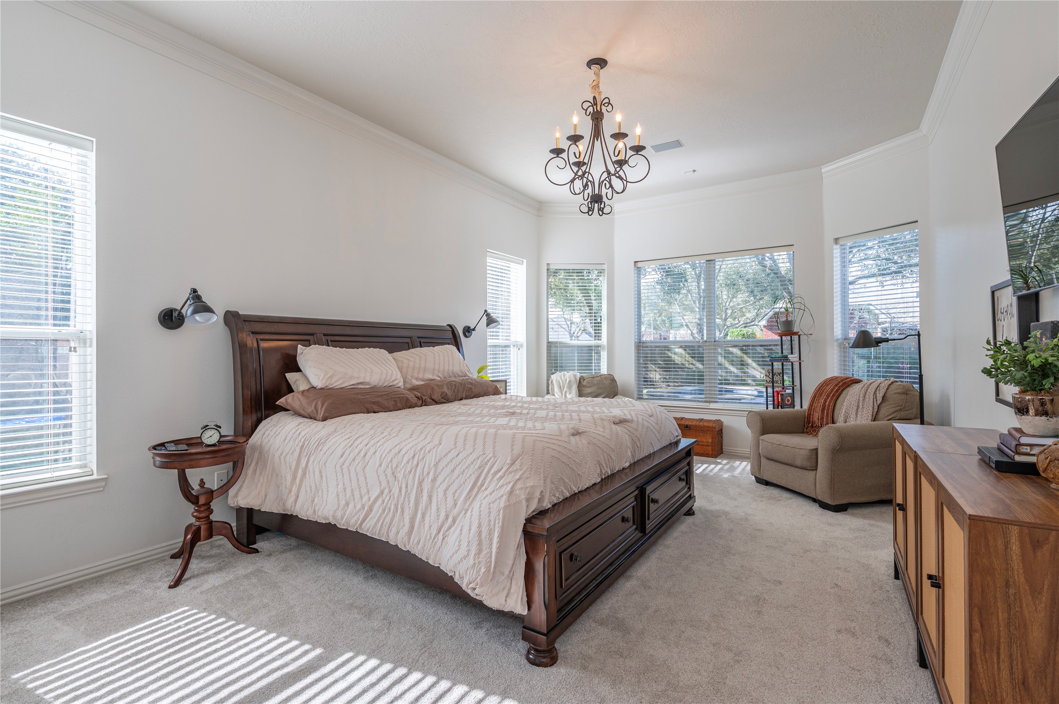 700 Red Oak Lane Friendswood, TX 77546 - Photo 22 of 48 a spacious bedroom with a bed and glass windows