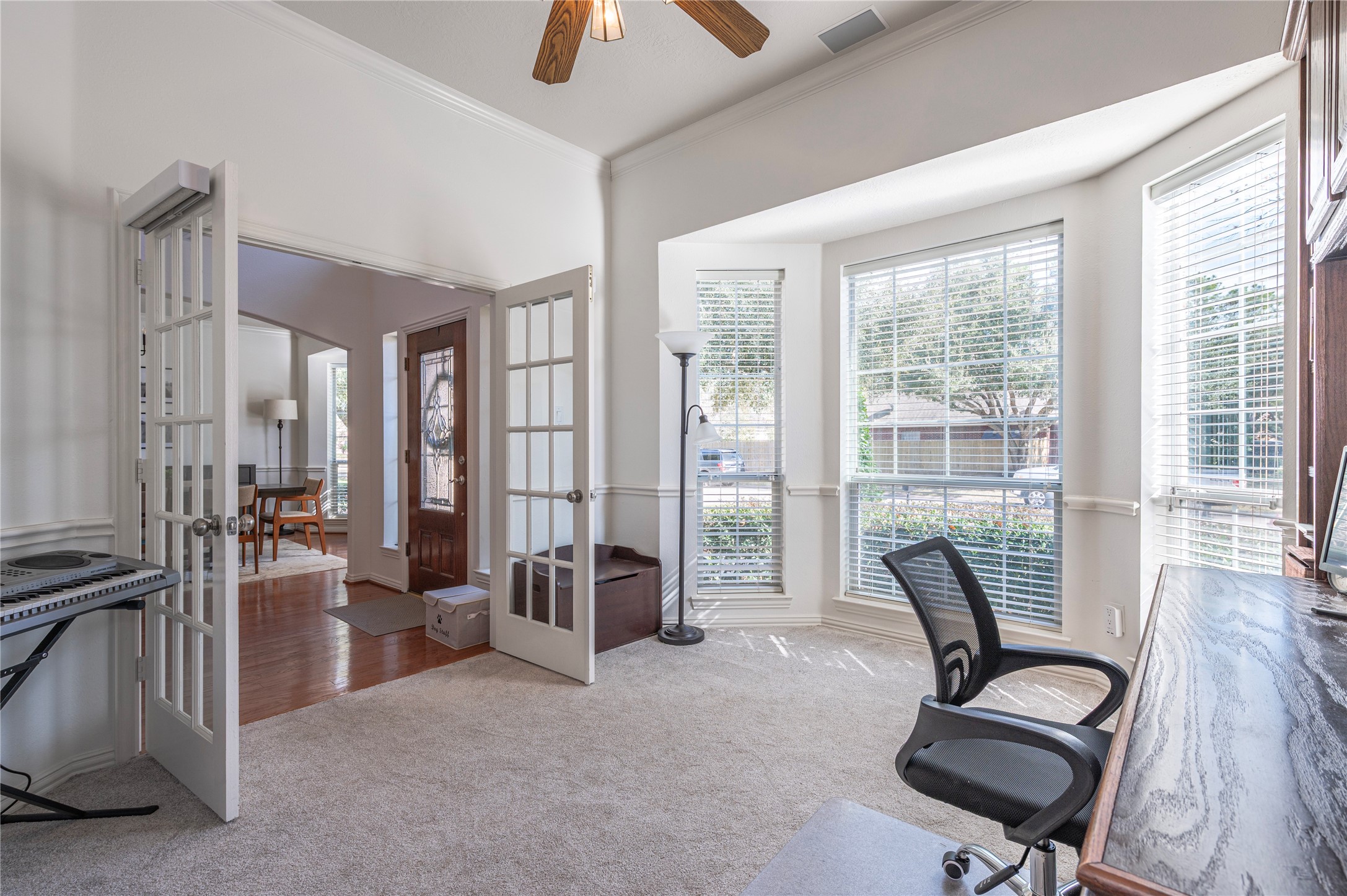 700 Red Oak Lane Friendswood, TX 77546 - Photo 10 of 48 a view of a livingroom with workspace and a window
