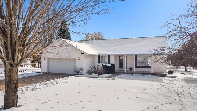 $445,500 | 640 Mooreland Cir Drive, Portage, WI 53901