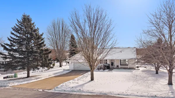 $439,500 | 640 Mooreland Cir Drive, Portage, WI 53901