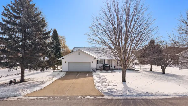 $439,500 | 640 Mooreland Cir Drive, Portage, WI 53901