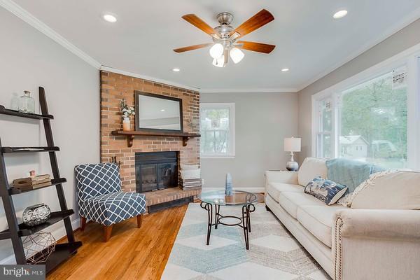 171 Eastern Road Pasadena, MD 21122 - Photo 11 of 29 Living Room