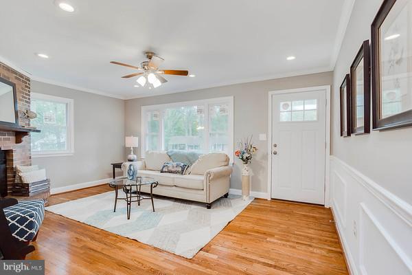 171 Eastern Road Pasadena, MD 21122 - Photo 10 of 29 Living Room