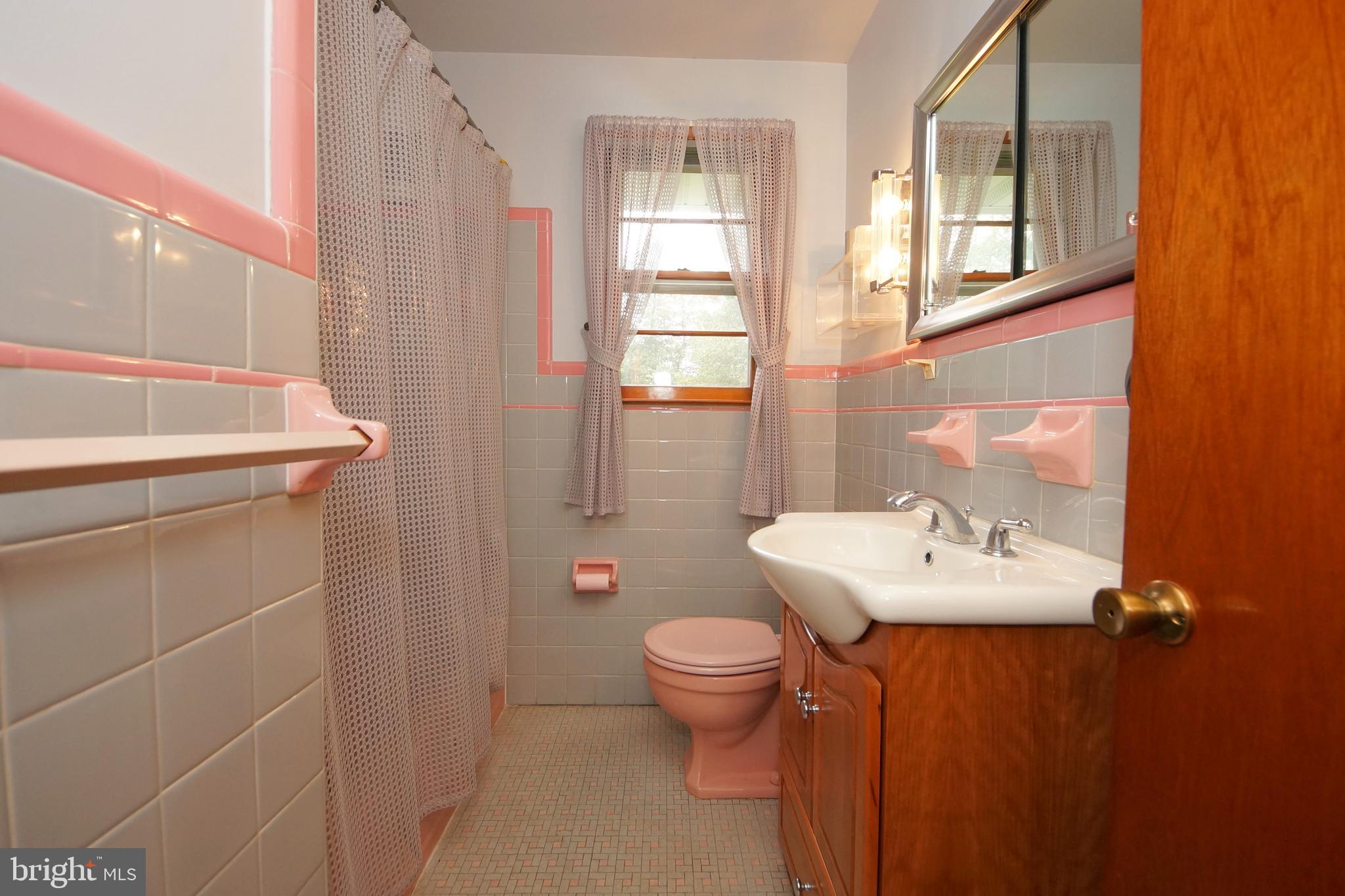 18 Whitman Road Trenton, NJ 08619 - Photo 22 of 31 Full Bathroom