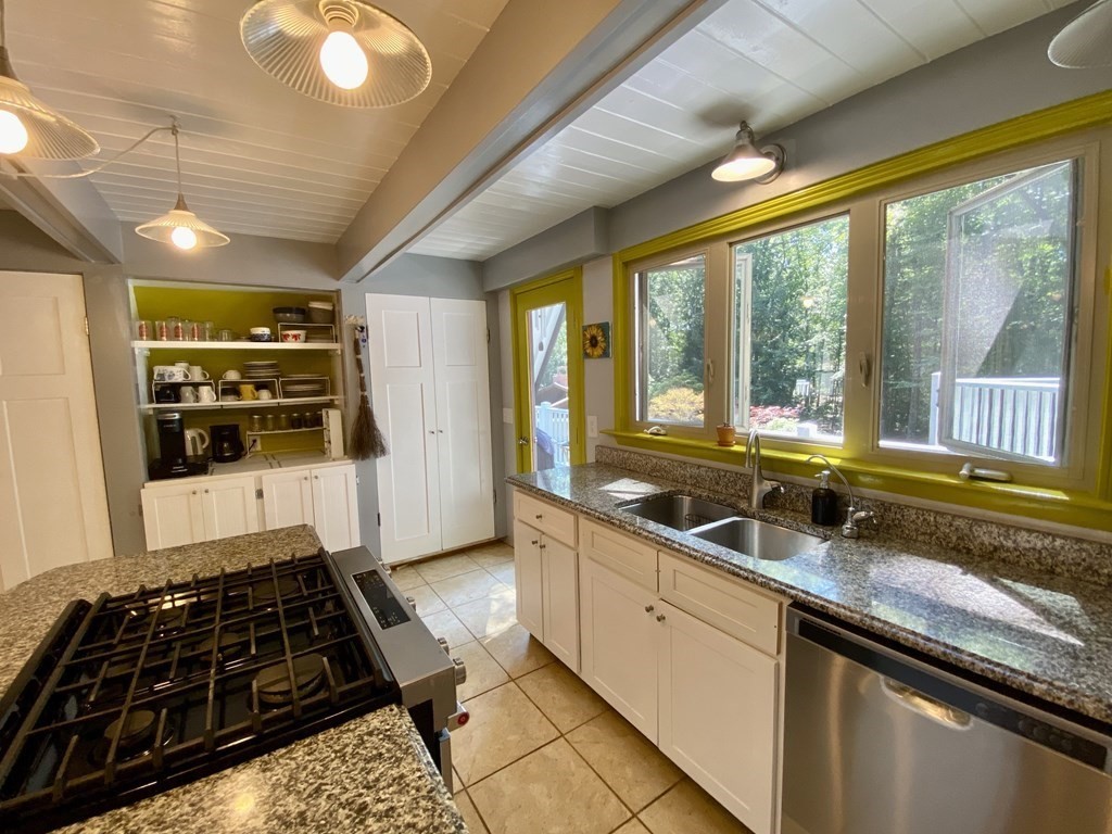 16 Morgan Circle Amherst, MA 01002 - Photo 8 of 35