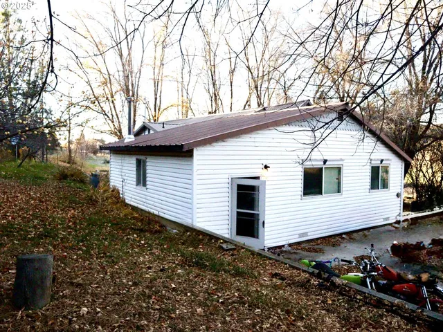 a view of a house with a yard and tree