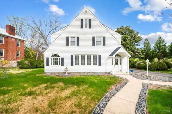 $374,900 | 282 South Main Street, Amherst, VA 24521
