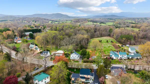 $374,900 | 282 South Main Street, Amherst, VA 24521