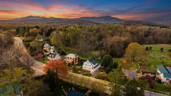 $374,900 | 282 South Main Street, Amherst, VA 24521