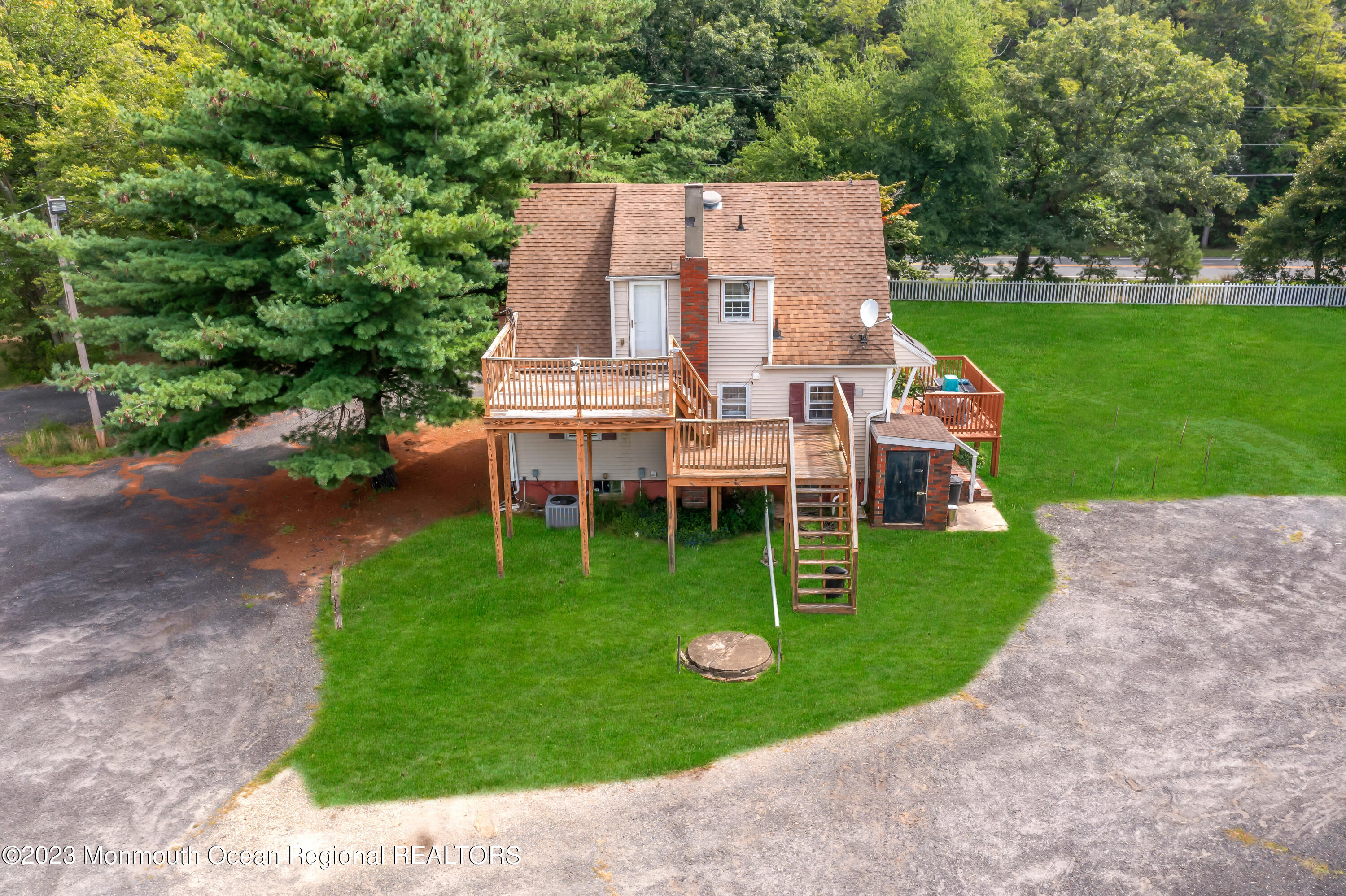 366 Oak Glen Road Howell, NJ 07731 - Photo 7 of 20 019_dji_0373-1